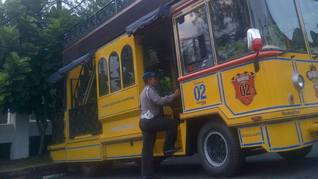 Naik Bandros, Andy tersangkut kabel & jatuh di depan kantor Emil