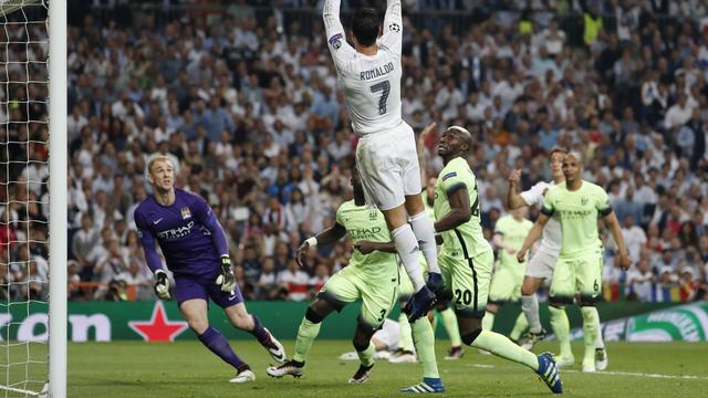 Pemain Real Madrid, Cristiano Ronaldo terperangkap off side di depan gawang Manchester City