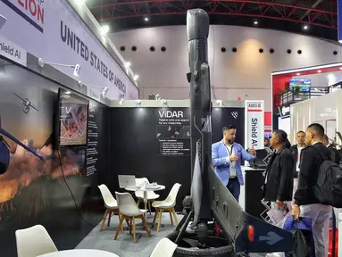 Pengunjung melihat stand booth perusahaan perusahaan Amerika Serikat di area USA Partnership Pavilion saat Pameran Indo Defence Expo dan Forum di JIExpo Kemayoran, Jakarta, Rabu (11/6/2025). (Liputan6.com/Angga Yuniar)