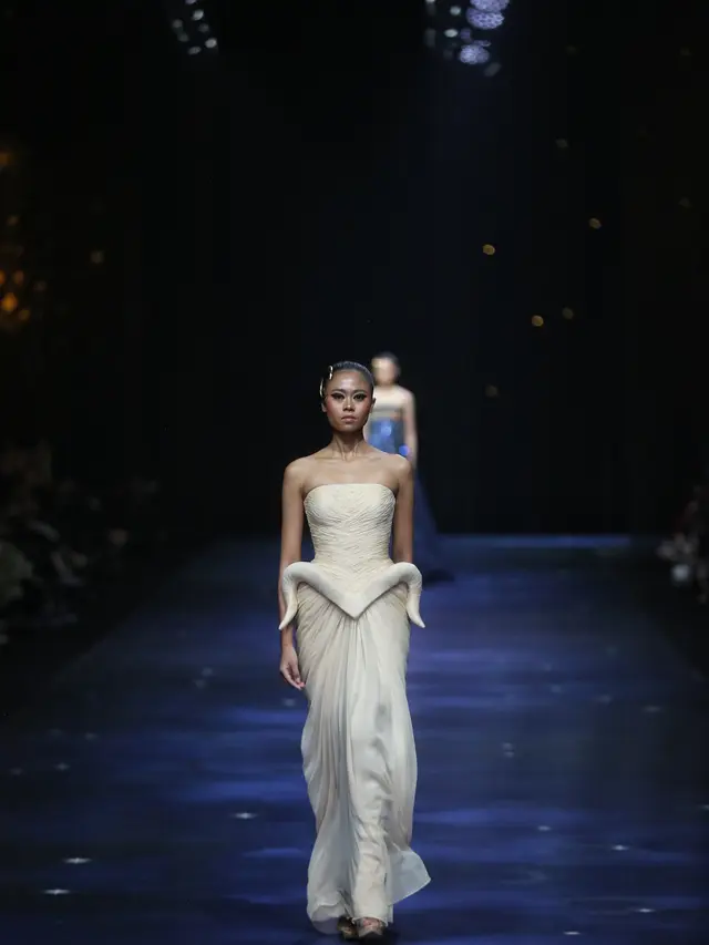 The Sign, Semesta Fashion Diwarnai Sebastian Gunawan dengan Suguhan Magis Dunia Astrologi