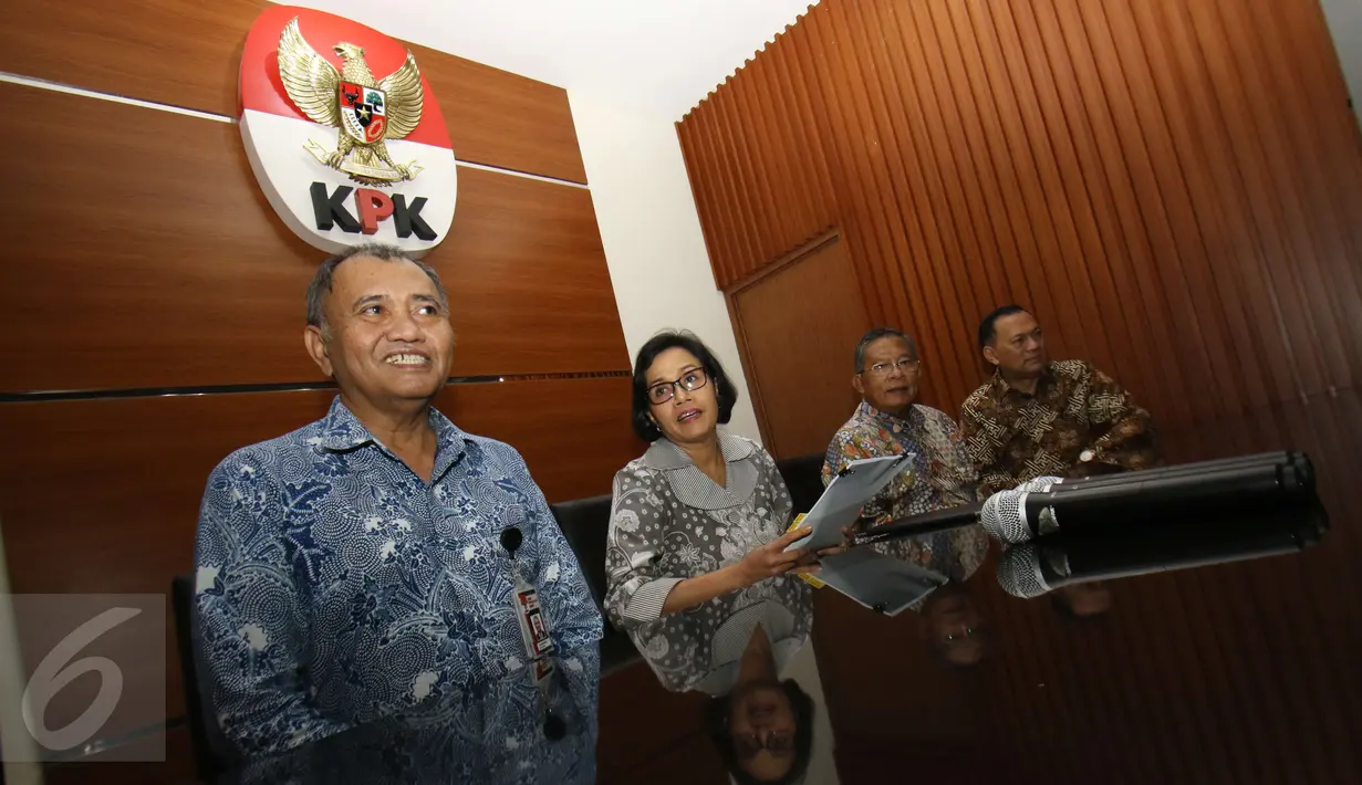 Konferensi pers yang digelar Pansel OJK di Gedung KPK, , Jakarta, Kamis (9/2). Pansel OJK berharap KPK bisa mengecek ke 107 nama yang lolos seleksi tahap pertama. (Liputan6.com/Helmi Afandi)