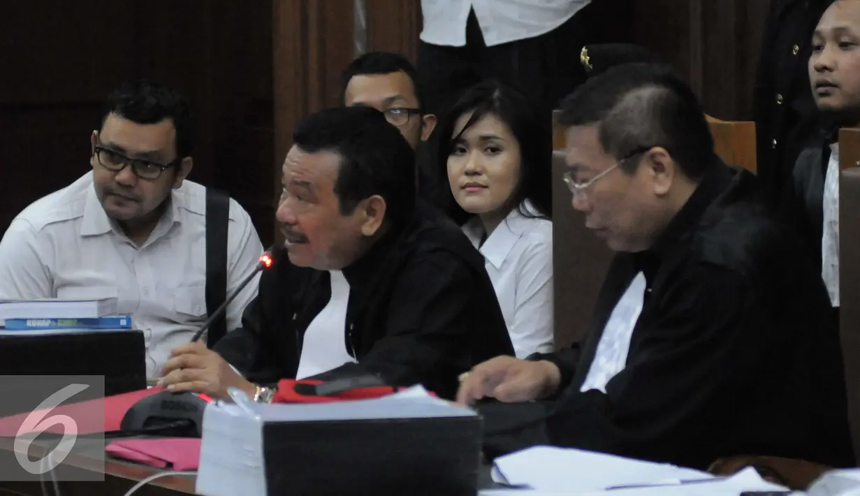Pengacara Jessica Kumala Wongso memberikan argumentasi saat persidangan ke-24 di PN Jakpus, Kamis (22/9). Sidang tersebut menghadirkan Richard Bryan Collins sebagai saksi ahli Pathology Forensik dari Australia. (Liputan6.com/Helmi Afandi)
