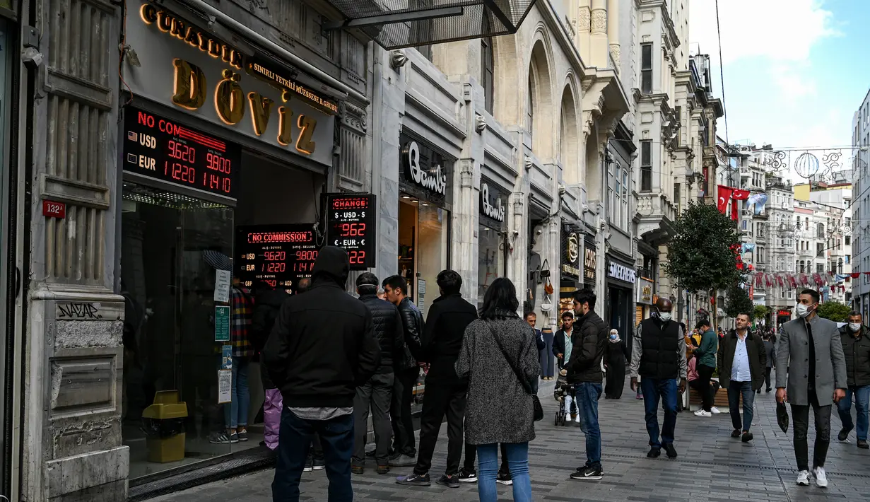 Orang-orang mengantre di luar agen penukaran mata uang dekat alun-alun Taksim ketika lira Turki terperosok ke level terendah sepanjang sejarah di Istanbul, Senin (25/10/2021). Lira melemah imbas pengusiran duta besar AS dan sembilan negara Barat lainnya oleh Presiden Tayyip Erdogan. (Ozan KOSE/AFP)