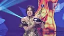 Penyanyi dangdut Via Vallen menerima piala untuk kategori penyanyi dangdut solo wanita terpopuler dalam ajang Indonesian Dangdut Awards 2017 di Studio 6 EMTEK CITY, Jakarta, Jumat (13/10). (Liputan6.com/Herman Zakharia)