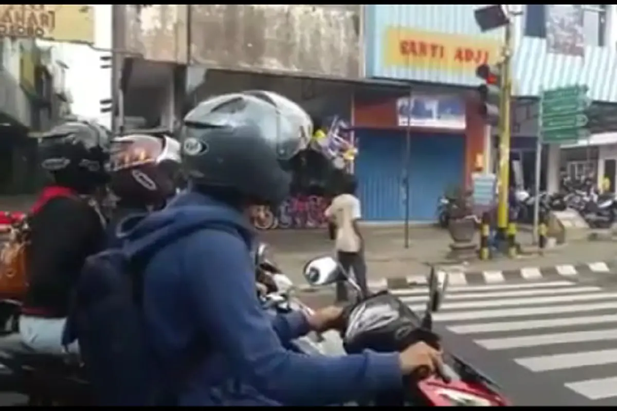 Pria Diduga Gangguan Jiwa ini Ikut Berhenti di Lampu Merah