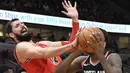 Pebasket Chicago Bulls, Nikola Mirotic, berusaha menghadang pebasket Portland Trail Blazers, Al-Farouq Aminu, pada laga NBA di Stadion United Center, Selasa (2/1/2018). Bulls kalah dari Blazers dengan skor 120-124. (AP/David Banks)