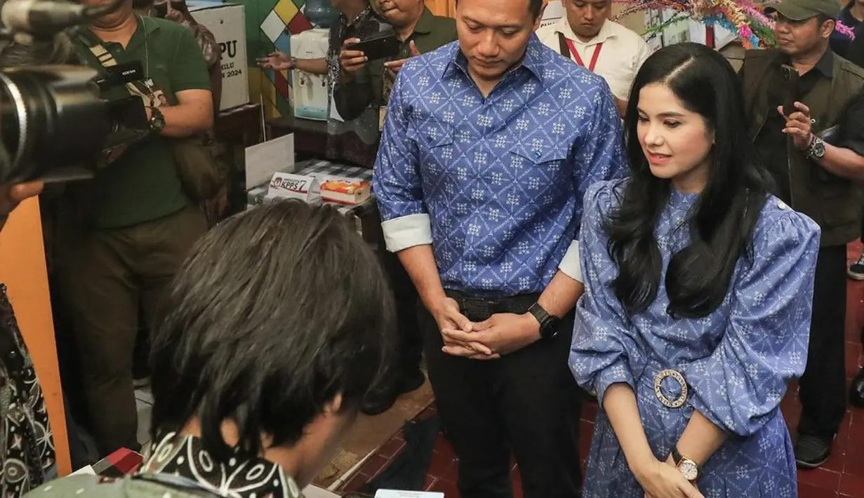 Pada kesempatan ini, dress batik yang dikenakan memiliki potongan a-line dengan aksen lengan balon.  [Foto: Instagram/ AHY]
