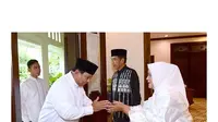 Ibu Negara Iriana Jokowi menyambut kedatangan Menteri Pertahanan Prabowo Subianto, saat silaturahmi ke Solo, Jawa Tengah, 22 April 2023. (Foto: Dok. Instagram @prabowo)