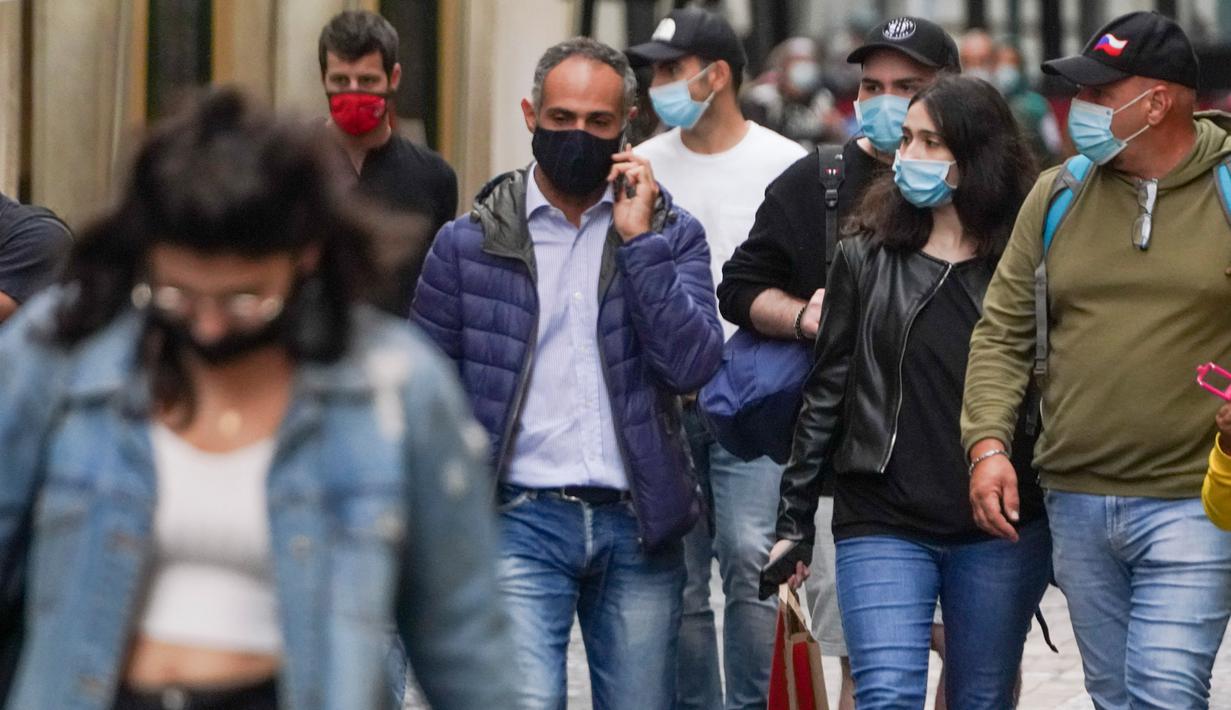 FOTO: Pakai Masker Jadi Kelaziman Baru di Roma - Global ...