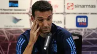 Pelatih Argentina Lionel Scaloni pada sesi konferensi pers jelang pertemuan kontra Timnas Indonesia hari Minggu (18/06/2023). (Bagaskara Lazuardi/Bola.com)