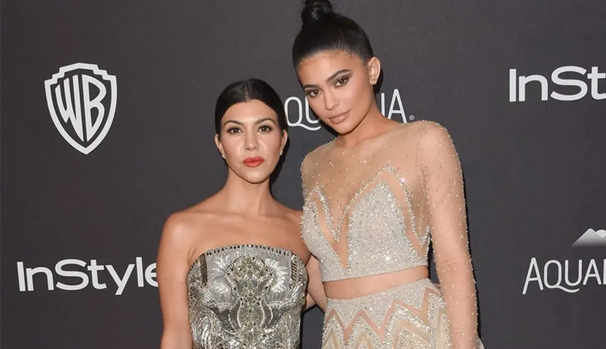"Kylie benar-benar mengandalkan para saudarinya terutaa Kourtney," ujar seorang sumber. (In Touch Weekly)