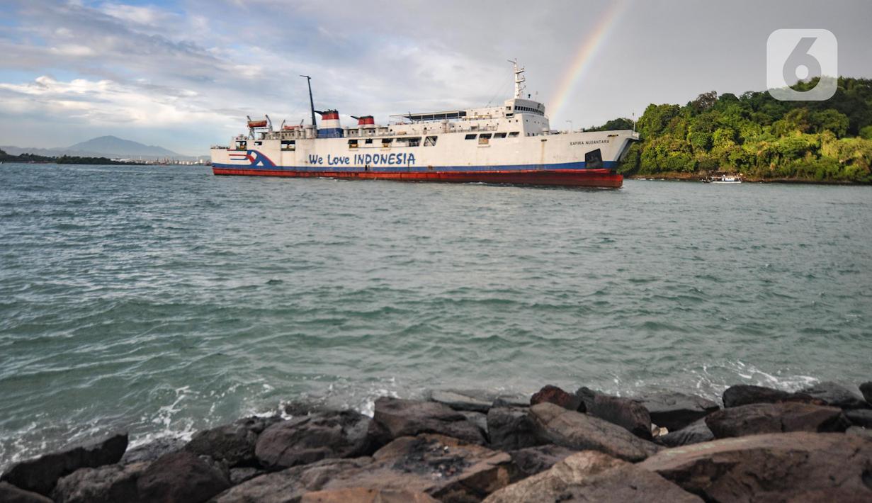 <p>Sebuah kapal saat mengangkut pemudik dari Pelabuhan Merak menuju Bakauheni, Lampung Selatan, Sabtu (30/4/2022). Mudik via kapal laut merupakan salah satu transportasi yang hingga kini masih favorit digunakan warga Indonesia untuk pulang ke kampung halaman, salah satunya adalah rute Merak-Bakauheni. (merdeka.com/Iqbal S. Nugroho)</p>