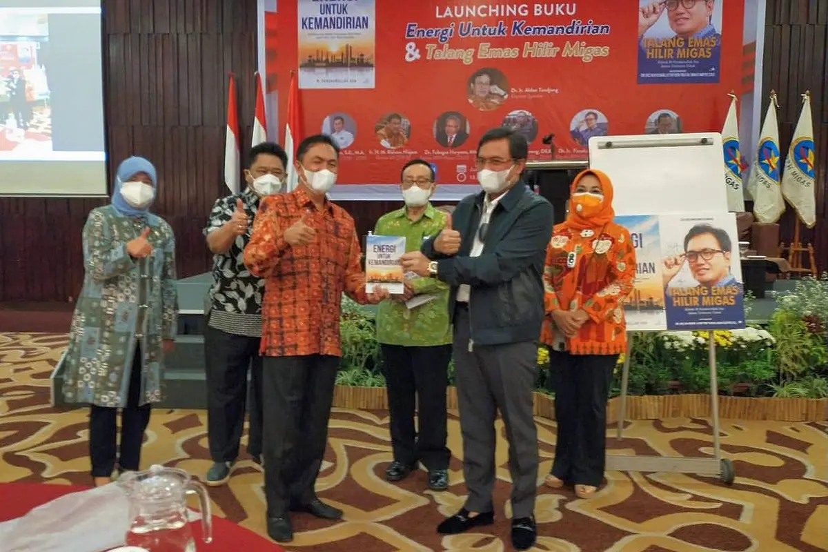 Kepala BPH Migas sekaligus Ketua Komite BPH Migas periode 2017-2021 M. Fanshurullah Asa menerbitkan 2 buku yang diberi judul Energi untuk Kemandirian dan Talang Emas Hilir Migas.