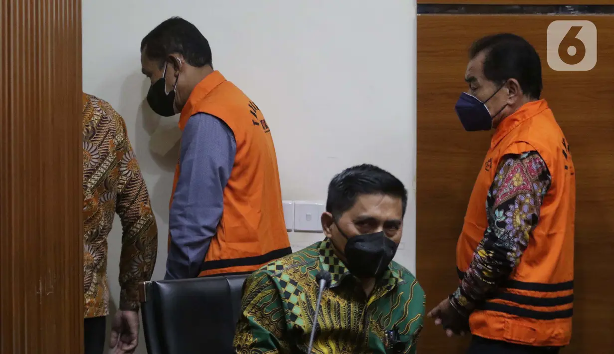 Bupati Banjarnegara 2017-2022, Budhi Sarwono (kanan) usai penetapan tersangka dan penahanan di Gedung KPK Jakarta, Jumat (3/9/2021). Budhi Sarwono diduga meminta fee dari sejumlah perusahaan yang mendapat paket pengerjaan infrastuktur di Kab Banjarnegara. (Liputan6.com/Helmi Fithriansyah)
