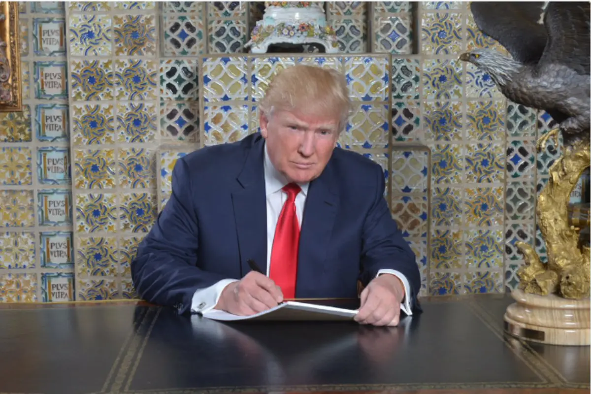 [Bintang] Lagi Nulis, Foto Donald Trump Ini Jadi Bahan 10 Meme Kocak!