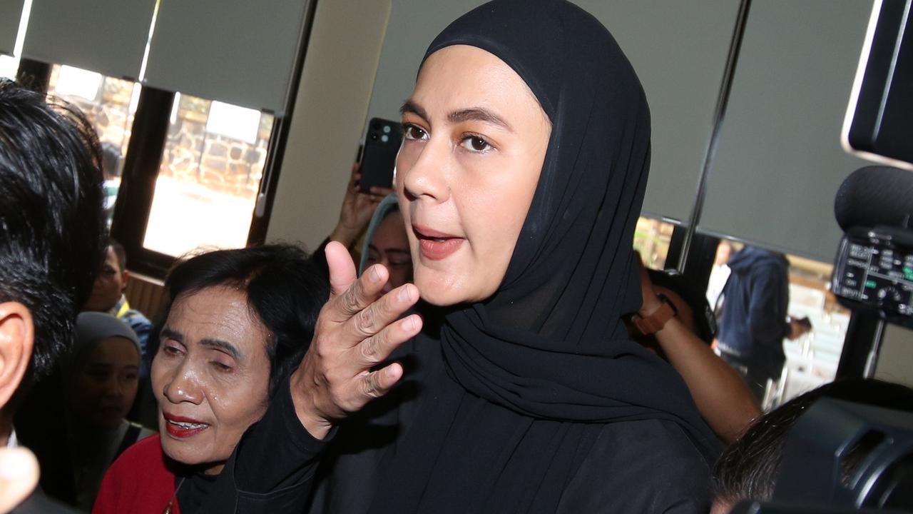 Paula Verhoeven Cuma Lempar Senyum Saat Tiba di Pengadilan Agama, Bungkam Ditanya Soal Isu Perselingkuhan
