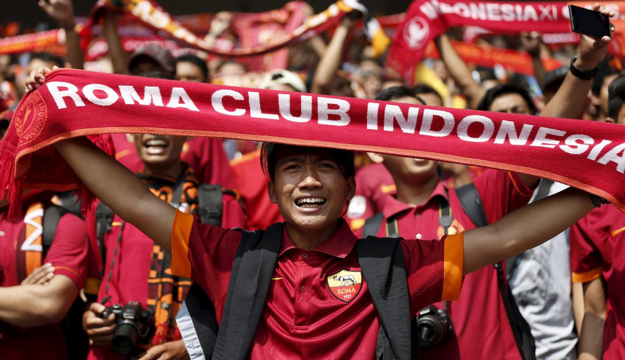 Pecinta klub AS Roma atau Romanisti mulai memadati Stadion Utama Gelora Bung Karno jelang pertandingan AS Roma Sabtu (25/7/2015) malam ini.  Mereka sudah hadir sejak sesi latihan di siang hari. (REUTERS/Darren Whiteside)
