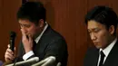 Pebulutangkis Jepang, Kenichi Tago (kiri) ditemani Kento Momota, mengakui bermain judi di sebuah kasino ilegal pada konferensi pers di Tokyo, Jumat (8/4). Hal itu membuat keduanya terancam tak akan ikut serta pada ajang Olimpiade 2016 (REUTERS/Issei Kato)