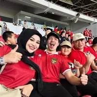 Aurel Hermansyah tampak menonton pertandingan secara langsung bersama Atta Halilintar. Keduanya tampil serasi dengan baju Timnas Indonesia. [Foto: Instagram].