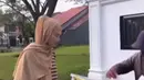 Sekedar membeli tahu di depan rumah, ibu tiga anak ini sudah tak lagi mengumbar rambutnya. Ia memilih memakai hijab berwarna cokelat, senada dengan pakaiannya. (Foto: Instagram/@steviagnecya)