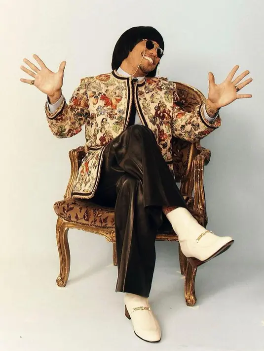 <p>Di samping busananya yang memukau, netizen justru dibuat salah fokus dengan gaya rambutnya. (Instagram/anderson._.paak).</p>