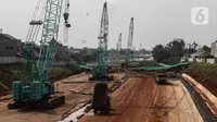 Aktivitas di proyek pembangunan jalan tol Cinere-Jagorawi (Cijago) Seksi III, Kawasan Depok, Jakarta, Jumat (29/7/2022). Proyek strategis Nasional (PSN) Jalan Tol Cijago Seksi III ini merupakan tahapan terakhir yang menghubungkan kawasan Kukusan - Simpang Krukut yang tersambung dengan Jalan Tol Depok - Antasari (Desari) dan Simpang Krukut - cinere yang tersambung dengan Tol Serpong - Cinere dan ditargetkan selesai pada Oktober 2022 mendatang. (Liputan6.com/Johan Tallo)