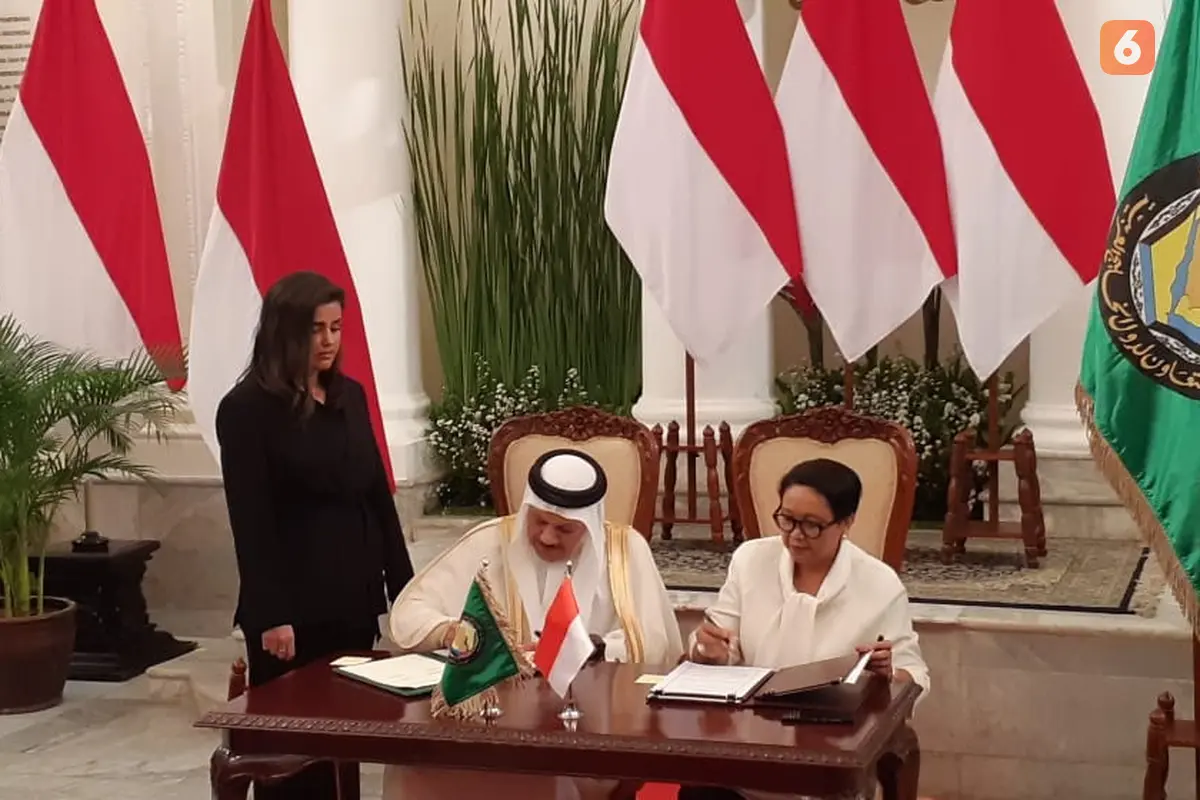 Sekjen GCC Abdul Latif bin Rashid Al Zayani dan Menlu RI Retno Marsudi. (Rizki Akbar Hasan/Liputan6.com)