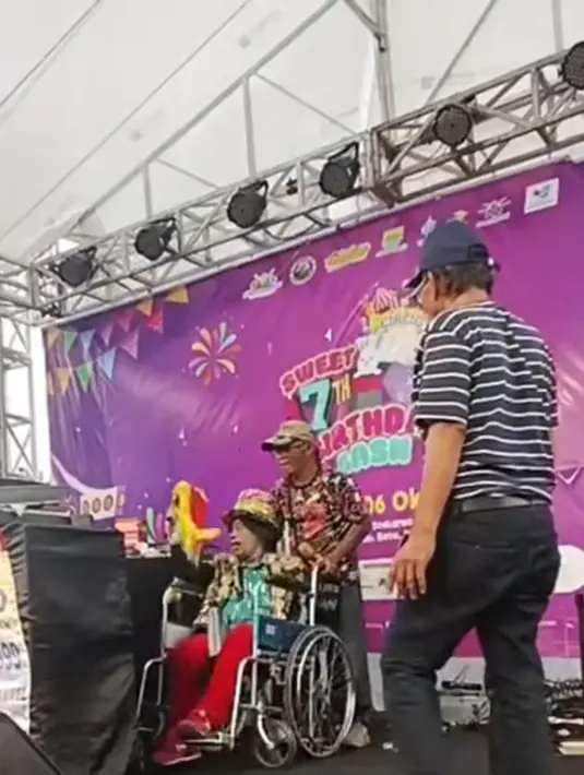 Meski dibantu asisten, penampilan terbaru Pak Tarno dengan semangat yang tak pudar berhasil menggugah banyak orang. Warganet pun merasa tersentuh dan terinspirasi oleh keteguhan hati pesulap berusia lanjut ini yang terus berkarya di tengah kondisi fisiknya yang menurun. (Liputan6.com/IG/@paktarnomanagementofficial)