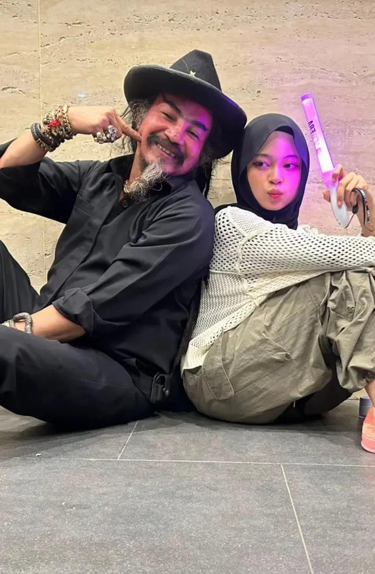 7 Potret Limbad dan Anak Kompak Nonton Konser JKT48, Girang Jadi Wota