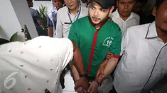 Penyanyi dangdut Ridho Rhoma dibawa petugas usai menjalani pemeriksaan di BNN, Jakarta, Kamis (30/3). Ridho Rhoma ditangkap polisi karena kedapatan mengkonsumsi dan memiliki sabu. (Liputan6.com/Gempur M. Surya)