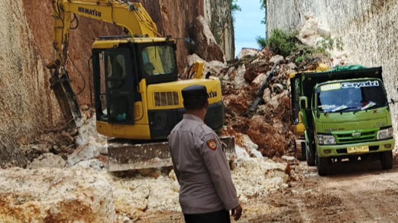 Tebing Tanah Barak Longsor