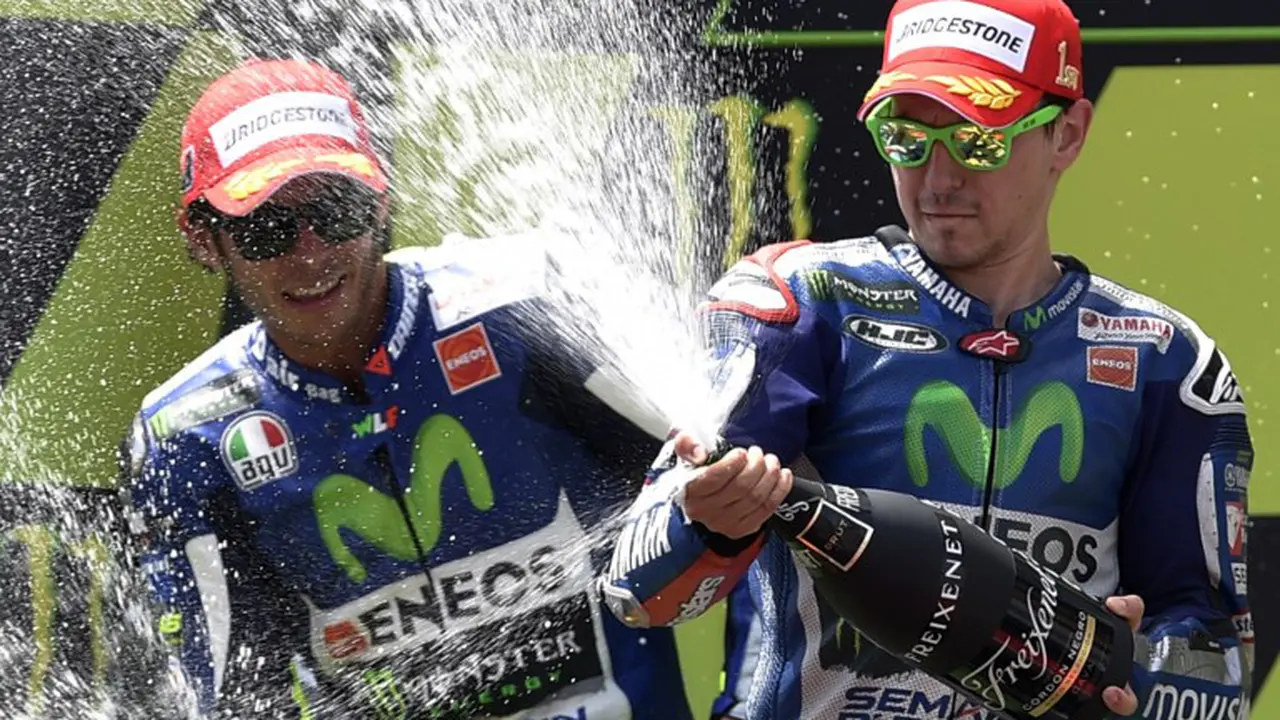 Valentino Rossi - Jorge Lorenzo (AFP PHOTO / LLUIS GENE)