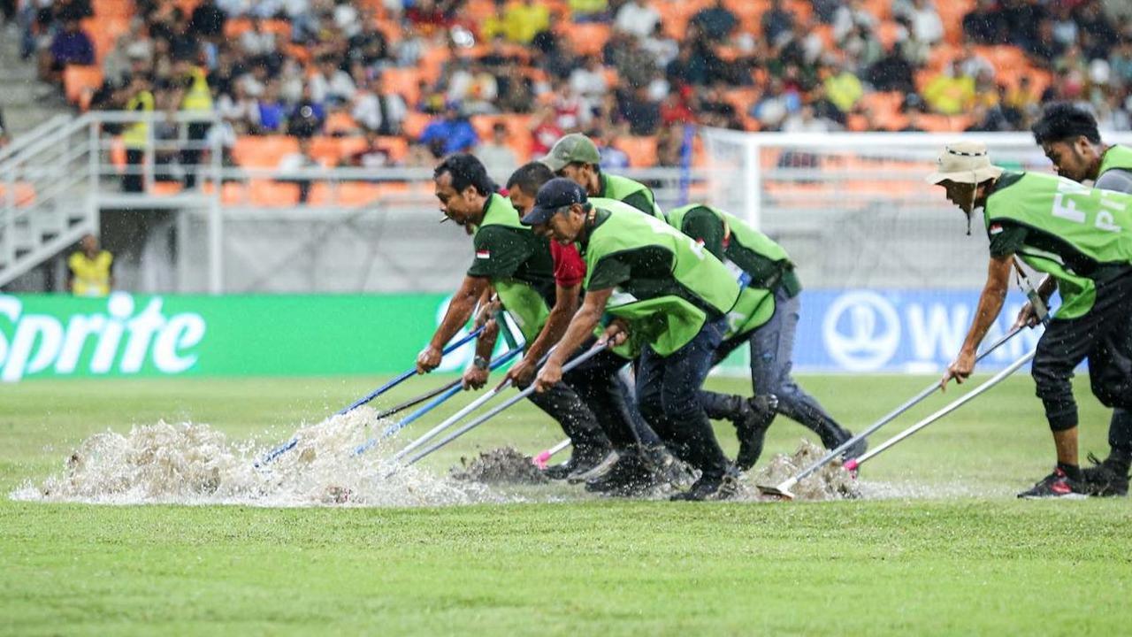 Lapangan Jakarta International Stadium (JIS) tergenang air pada Jumat (23/11/2023) malam. Kondisi itu terjadi setelah hujan lebat yang mengguyur Jakarta dan sekitarnya.