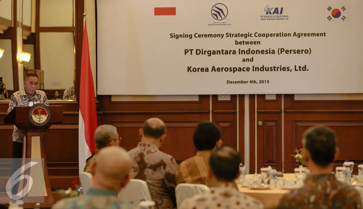 Menteri Pertahanan Ryamizard Ryacudu memberikan sambutan usai penandatanganan MoU strategic cooperation agreement di Kantor Kementerian Pertahanan, Jakarta, Jumat (4/12). (Liputan6.com/Faizal Fanani)