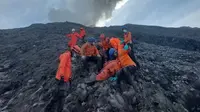 Proses evakuasi pendaki yang meninggal dunia akibat terdampak erupsi Gunung Marapi oleh tim gabungan. (dok. BNPB)