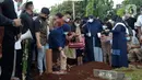 Keluarga dan kerabat menaburkan bunga di atas makam mantan pebuku tangkis Indonesia Markis Kido saat pemakaman di TPU Kebon Nanas, Jakarta, Selasa (15/6/2021). Peraih mendali emas Olimpiade Beijing 2008 tersebut meniggal di Tangerang pada 14 Juni 2021 malam. (merdeka.com/Imam Buhori)