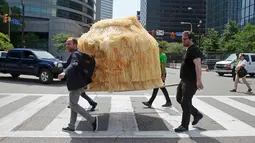 Gubuk menyerupai rambut Donald Trump dibawa kembali ke New York, di Cleveland, 19 Juli 2016. Gubuk 'Trump Hut' itu bentuk sindiran kepada Trump yang diyakini bisa memperbesar kesenjangan sosial di AS bila terpilih menjadi presiden. (REUTERS/Jim Urquhart)