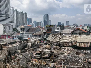 Suasana Pasar Kambing usai terbakar di Jalan Sabeni RT 1 RW 12, Kebon Melati, Tanah Abang, Jakarta, Jumat (9/4/2021). Pasar Kambing akan ditata ulang pascakebakaran yang terjadi pada Kamis (8/4/2021) sore kemarin. (Liputan6.com/Faizal Fanani)