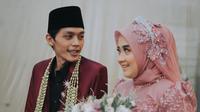 5. Busana Pengantin yang Dikenakan Gus Iqdam dan Ning Nila Sangat Serasi (SS: YT. Gus Iqdam Official)