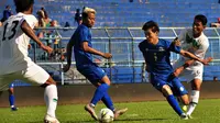 Gelandang Oh In-Kyun bekerja keras dalam uji coba Arema melawan Semeru FC di Stadion Kanjuruhan, Kabupaten Malang. (Bola.com/Iwan Setiawan)