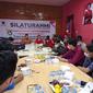 PDIP Sumsel menggelar Silaturahmi dan Forum Group Discussion (FGD) Sumpah Pemuda Bersatu Bangkit dan Tumbuh, di Sekretariat Banteng Muda Indonesia (BMI) Sumsel (Liputan6.com / Nefri Inge)