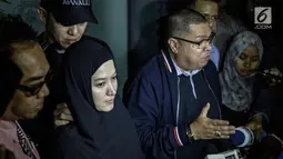 Artis Lyra Virna didampingi kuasa hukumnya Razman Nasution memberi keterangan usai menjalani pemeriksaan di Polda Metro Jaya, Kamis (22/3). Lyra mendapat 35 pertanyaan dari penyidik. (Liputan6.com/Faizal Fanani)