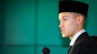 Pemain naturalisasi Indonesia, Jay Idzes memberikan keterangan kepada media setelah pengambilan sumpah pewarganegaraan sebagai WNI di Kantor Wilayah Kementerian Hukum dan HAM, Cawang, Jakarta Timur, Kamis (28/12/2023). (Bola.com/Bagaskara Lazuardi)