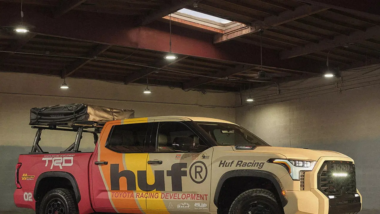 Huf Bekerjasama dengan Toyota Racing Development Buat Baju Ala Balapan 70-an