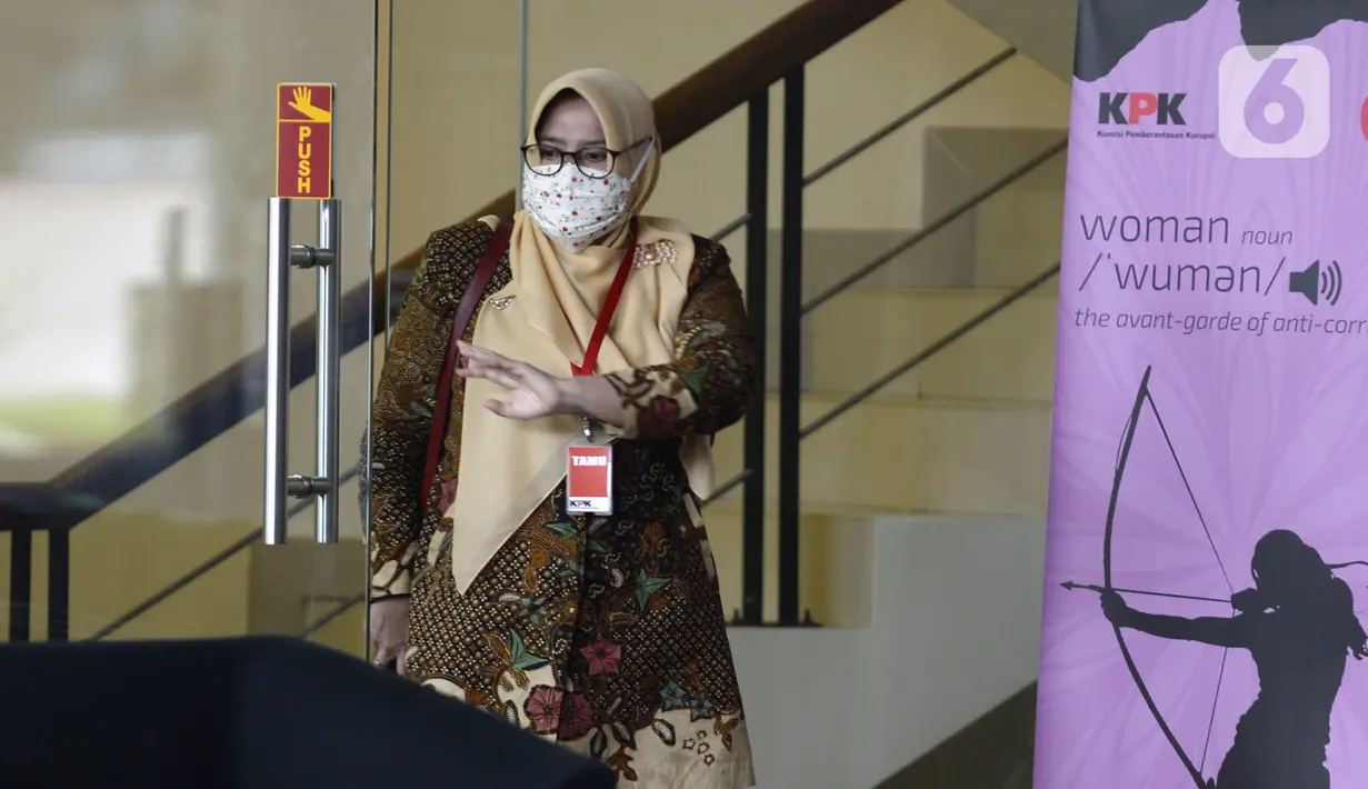 Kepala Badan Pemberdayaan Perempuan dan Keluarga Berencana (BP2KB) Kabupaten Bogor Siti Nurianty usai menjalani pemeriksaan di Gedung KPK, Jakarta, Senin (11/5/2020). Siti diperiksa sebagai saksi untuk tersangka mantan Bupati Bogor Rachmat Yasin terkait dugaan korupsi SKPD. (merdeka.com/Dwi Narwoko)