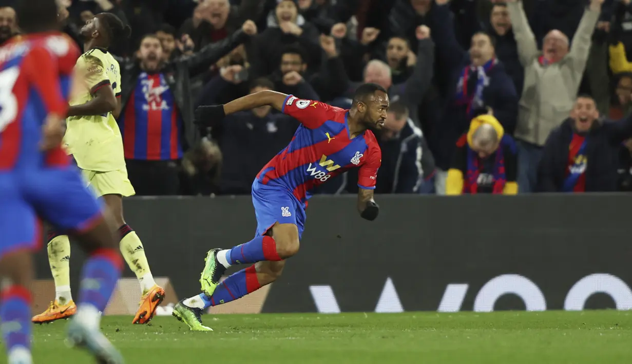 Penyerang Crystal Palace, Jordan Ayew berselebrasi usai mencetak gol ke gawang Arsenal pada pertandingan Liga Inggris di stadion Selhurst Park di London, Inggris, Selasa (5/4/2022). Kemenangan Palace mengantarnya menempati posisi kesembilan dengan raihan 47 poin. (AP Photo/Ian Walton)