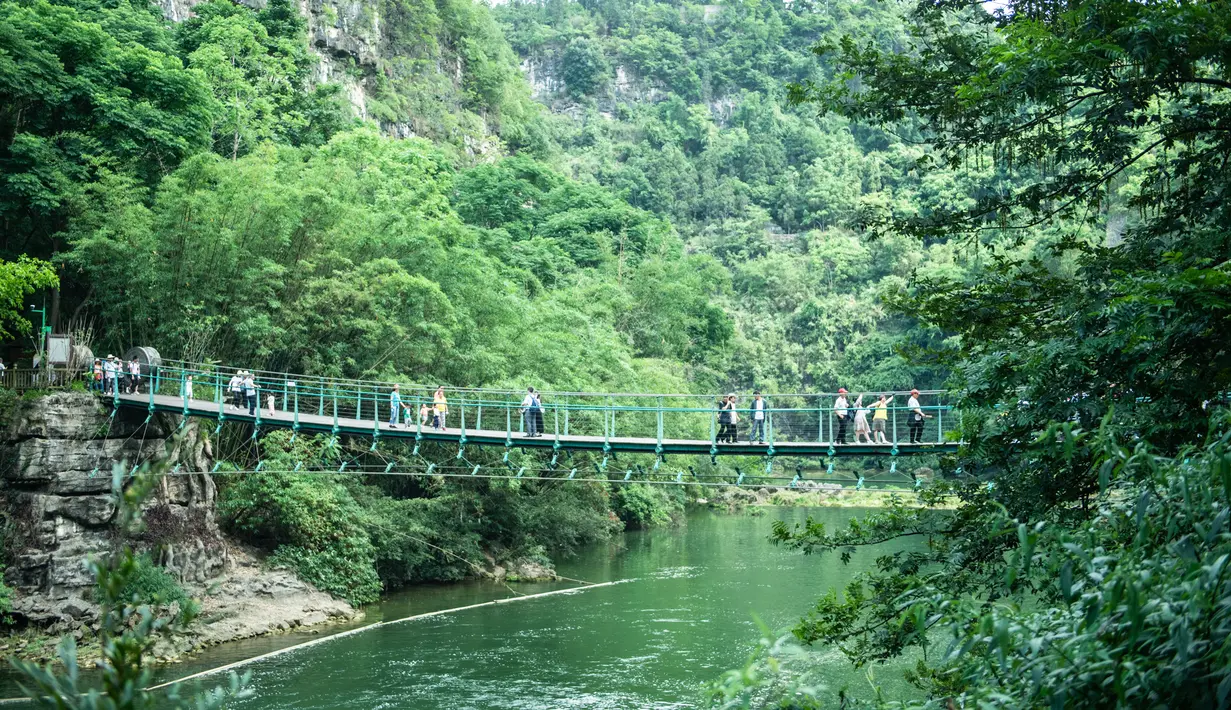 Para wisatawan mengunjungi lokasi wisata Air Terjun Huangguoshu di Anshun, Provinsi Guizhou, China barat daya, pada 16 Mei 2020. Air Terjun Huangguoshu menjadi destinasi favorit wisatawan lokal dan para traveler asing yang bertandang ke China. (Xinhua/Tao Liang)