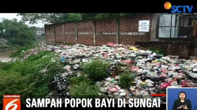 Bahkan popok bayi bekas pakai banyak tercecer di trotoar jembatan, sehingga mengganggu para pejalan kaki.