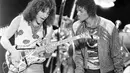 File foto 14 Juli 1984 ini menunjukkan gitaris Van Halen Eddie Van Halen (kiri) menampilkan "Beat It" bersama Michael Jackson selama konser Jackson's Victory Tour di Irving, Texas. Eddie Van Halen meninggal dunia pada Selasa pagi, 6 Oktober 2020.  (AP Photo/Kevork Djansezian, File)