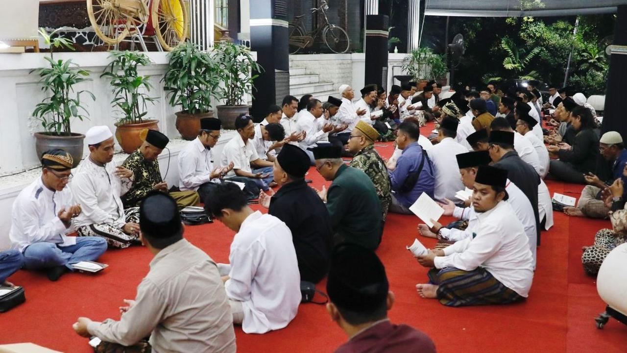 Para kiai dari Majelis Dzikir Al-Tsawab itu hendak melakukan istigasah dan mendoakan Ganjar menjadi Presiden RI 2024-2029 mendatang.&nbsp;